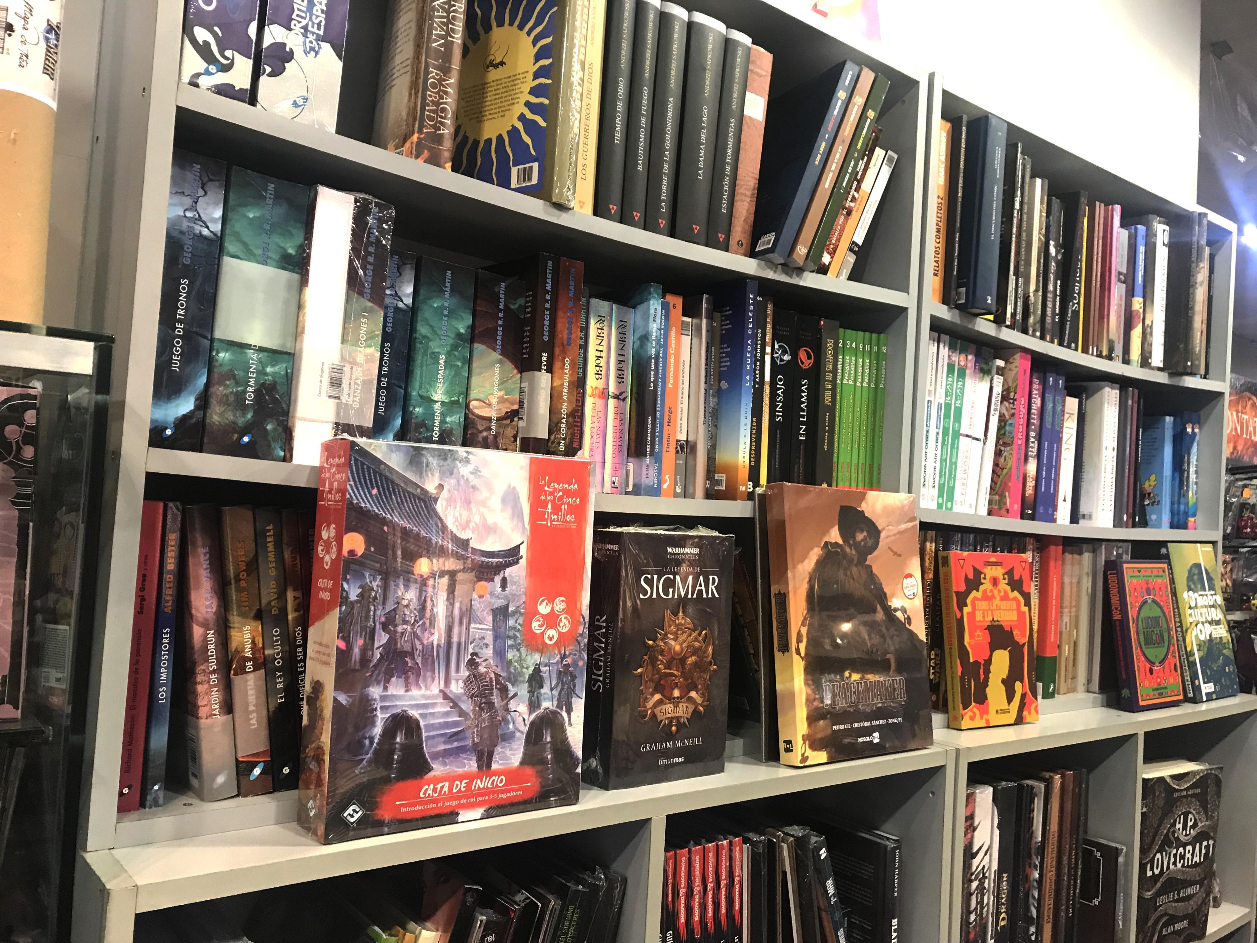 Muchos juegos de rol en las estanterías de Alita Comic