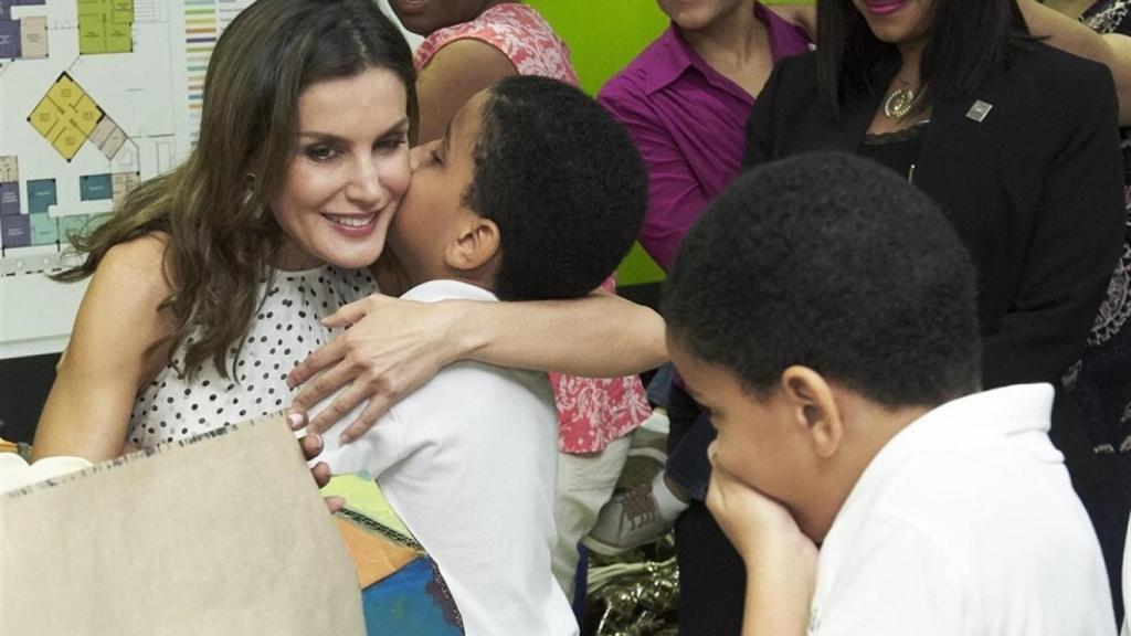 La Reina Letizia mostrando su lado más cercano durante un viaje a República Dominicana