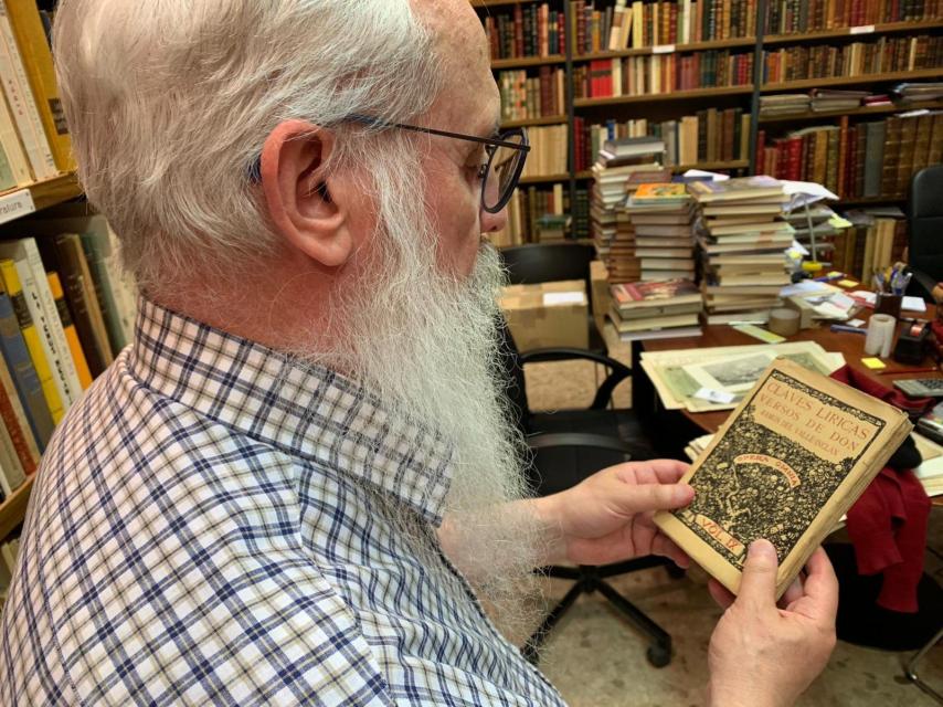 Ramón María del Valle-Inclán con uno de sus libros.