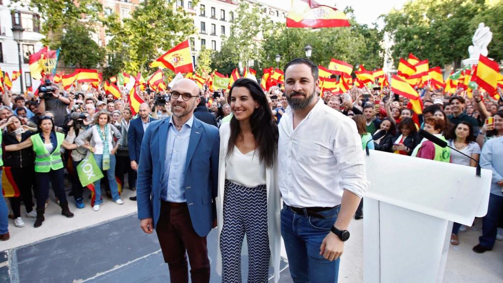 De izquierda a derecha: Jorge Buxadé, Rocío Monasterio y Santiago Abascal.