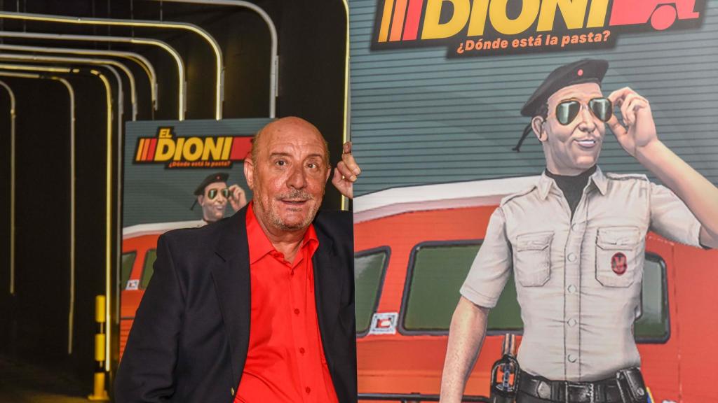 'El Dioni' posa junto a un cartel promocional de la nueva máquina tragaperras que se pondrá en marcha con su nombre.