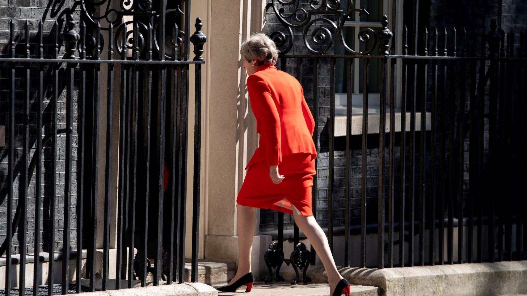 Theresa May regresa al interior de Downing Street tras hacer el anuncio de dimisión.
