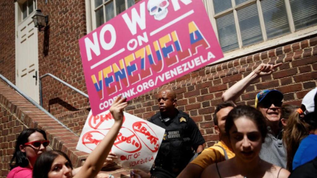 Un agente del Servicio Secreto entre manifestantes a favor de Juan Guaidó y activistas de Code Pink que tratan de tomar la Embajada de Venezuela en Washington.
