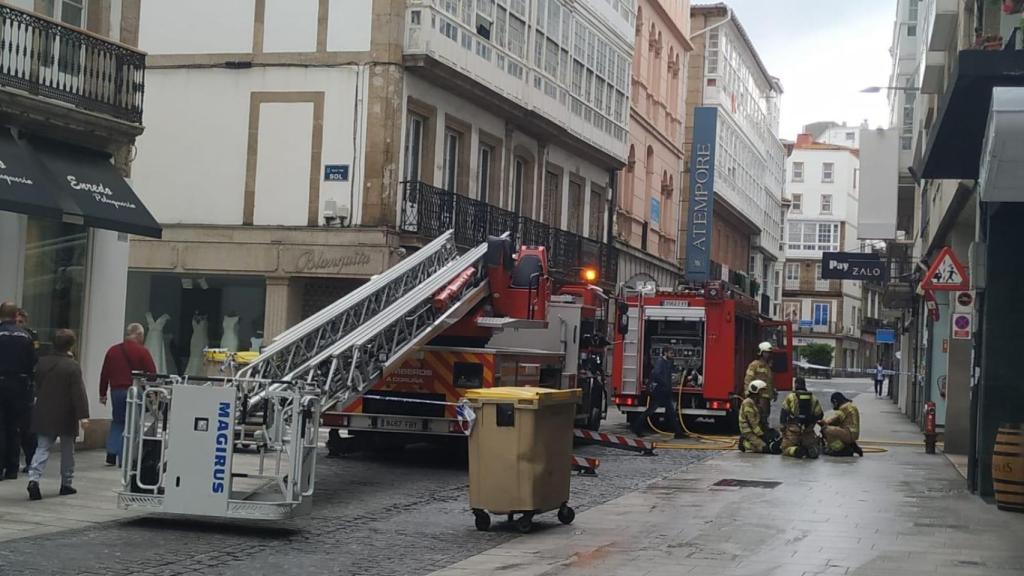 Los bomberos recogen tras sofocar el incendio