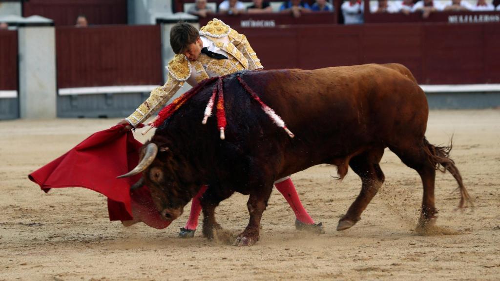 Derechazo de Juan Leal al tercero
