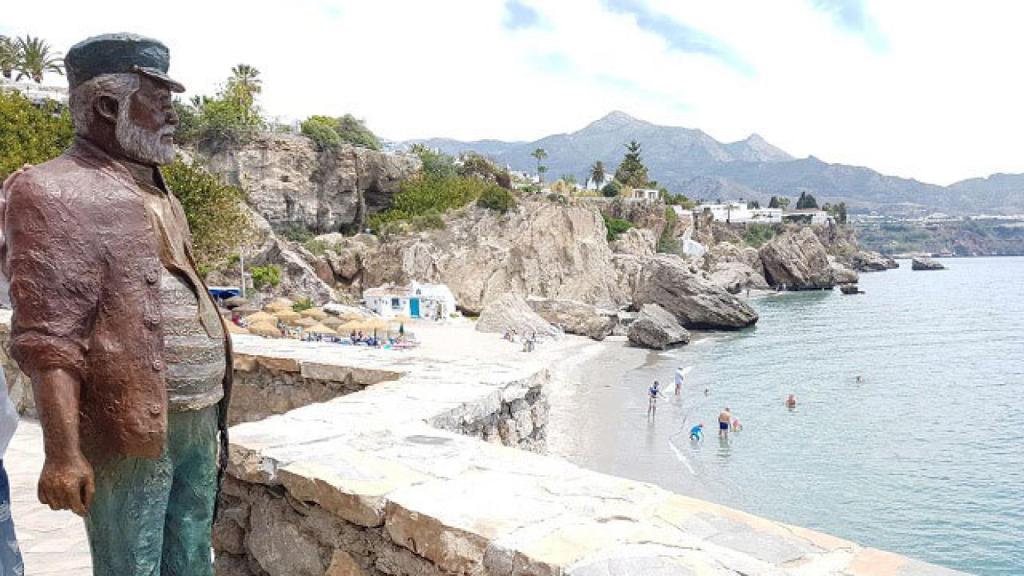 Inauguran una escultura dedicada a Chanquete de ‘Verano Azul’ en Nerja
