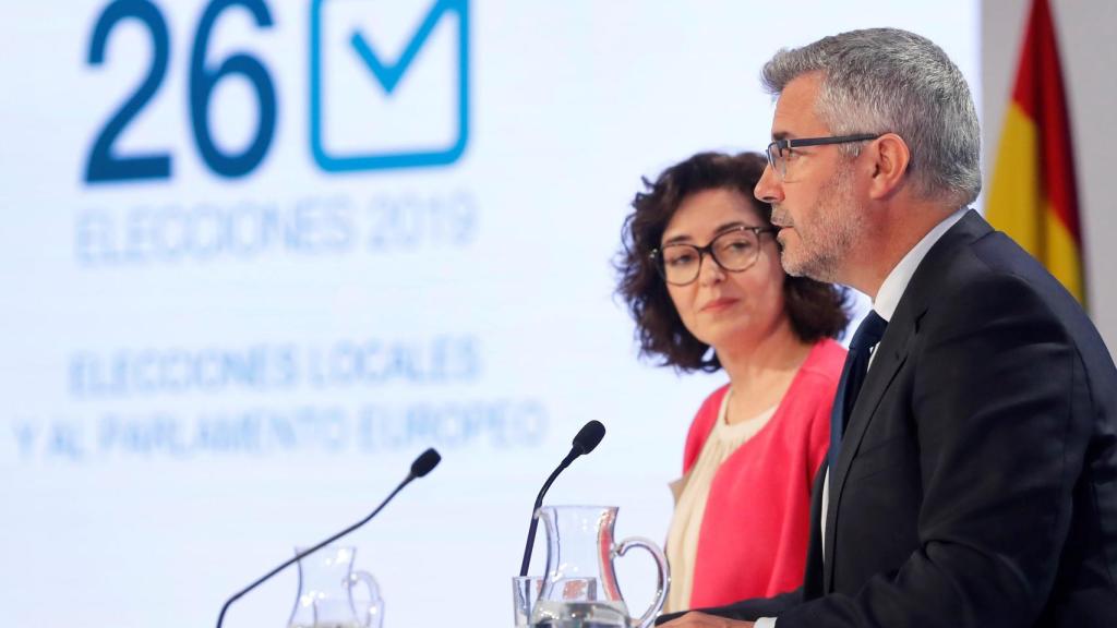 El secretario de Estado de Comunicación, Miguel Ángel Oliver, y la subsecretaria de Interior, Isabel Goicoechea