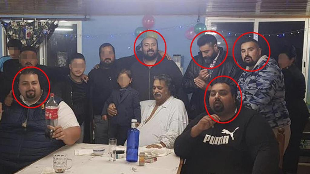 De izquierda a derecha: Sinaí, de pie, y don Olegario; el patriarca, con una camisa blanca, sentado; Paulo, Marino y Saulo.