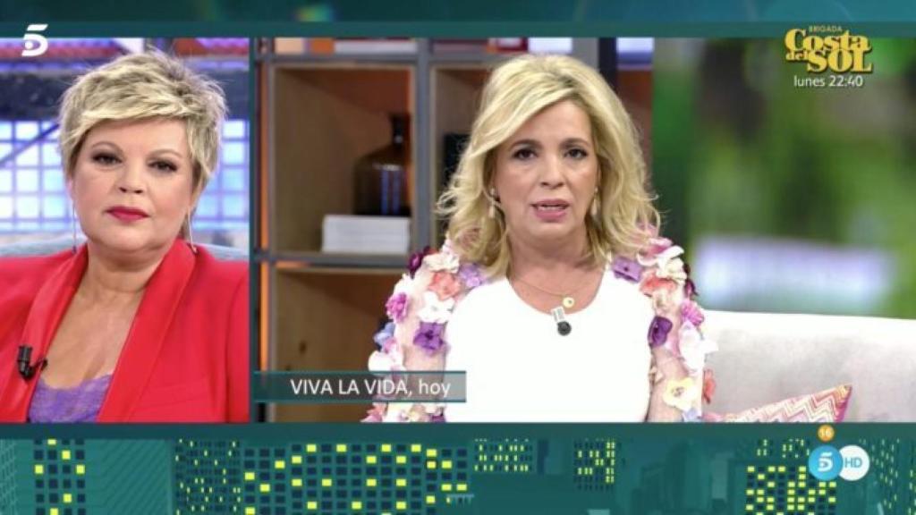 Terelu, mientras oía la entrevista de su hermana en 'Viva la vida'.