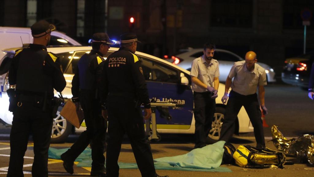 La Policía Nacional se presenta en el lugar del accidente.