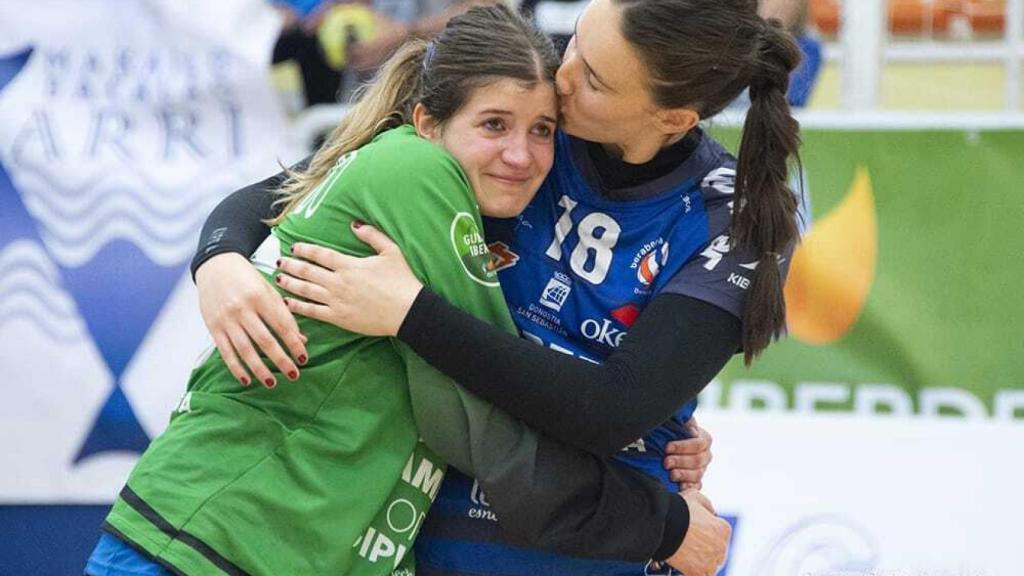 Maite, con una compañera