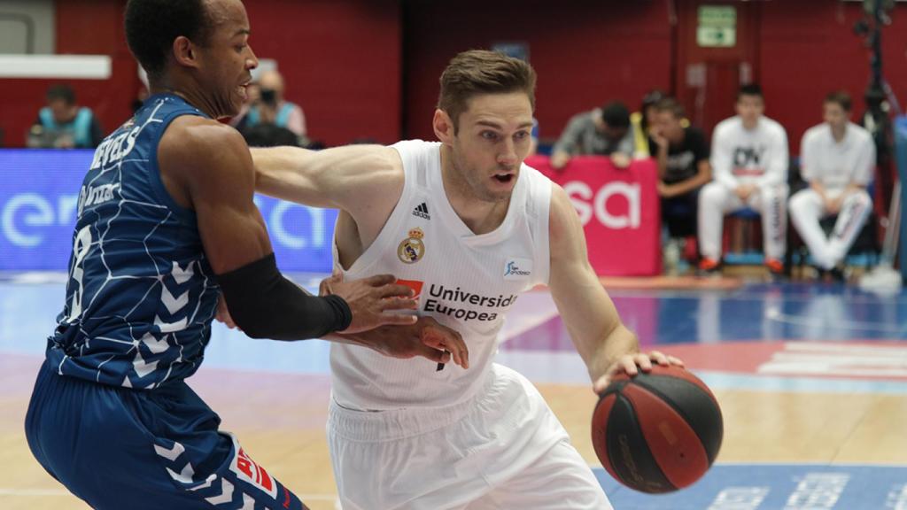 Causeur ante el Delteco GBC