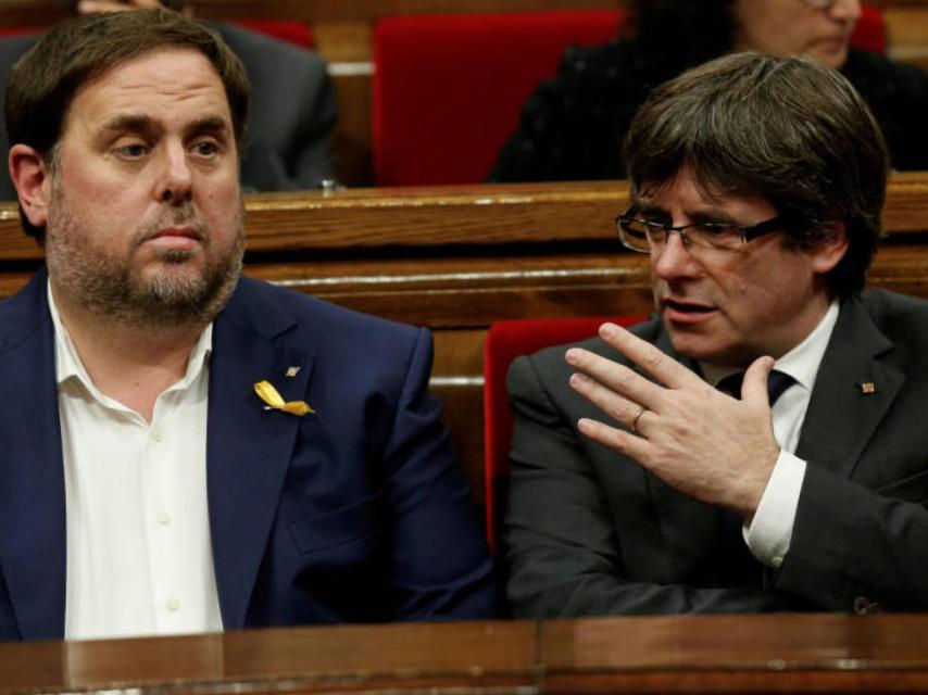 Puigdemont y Junqueras en el Parlament.