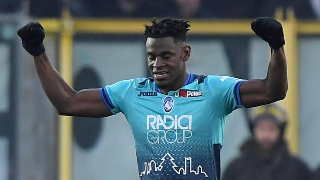 Duván Zapata durante un partido del Atalanta