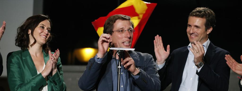 Pablo Casado, junto con José Luis Martínez-Almeida e Isabel Díaz Ayuso, en el balcón de Génova.