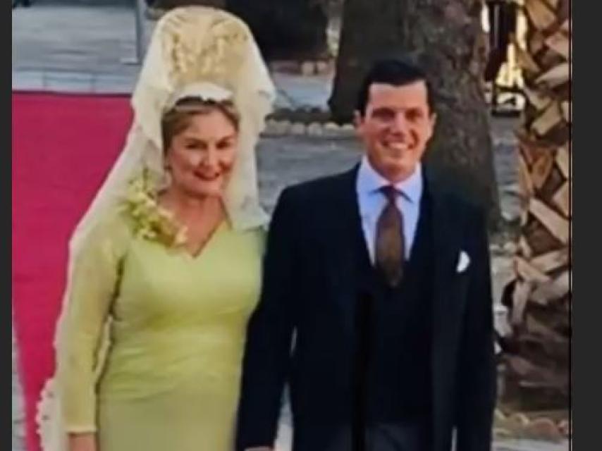 César Cadaval hijo, junto a su madre, en el día de su boda en Sevilla.