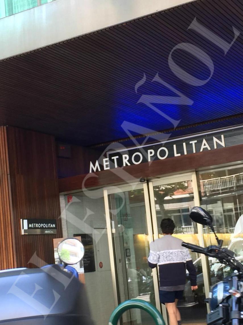 Josie entrando en el gimnasio Metropolitan Abascal.