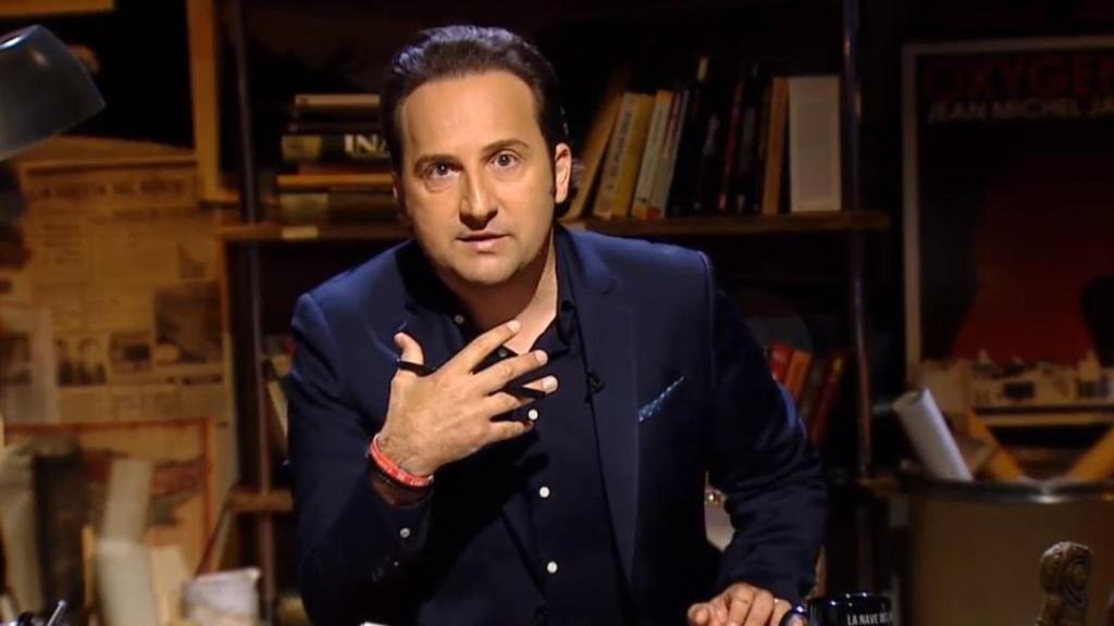 El presentador durante su enigmático discurso.