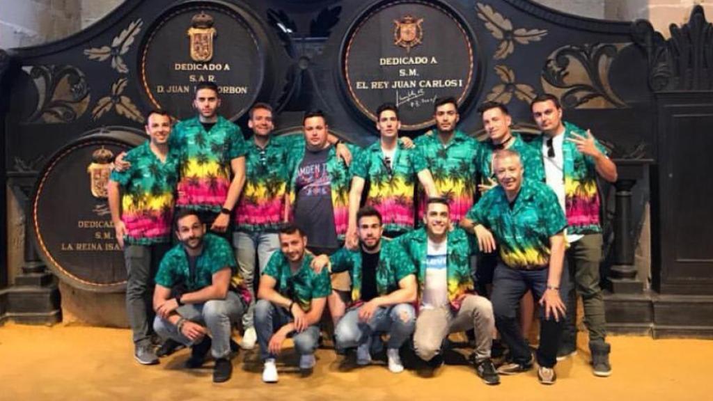 Miguel Marcos y su grupo de amigos de visita en las bodegas González Byass, en Jerez de la Frontera.