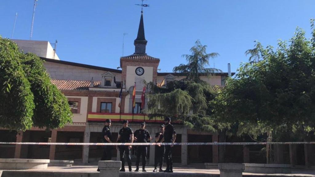 Los agentes de la UDEF delante del ayuntamiento de Madrid.