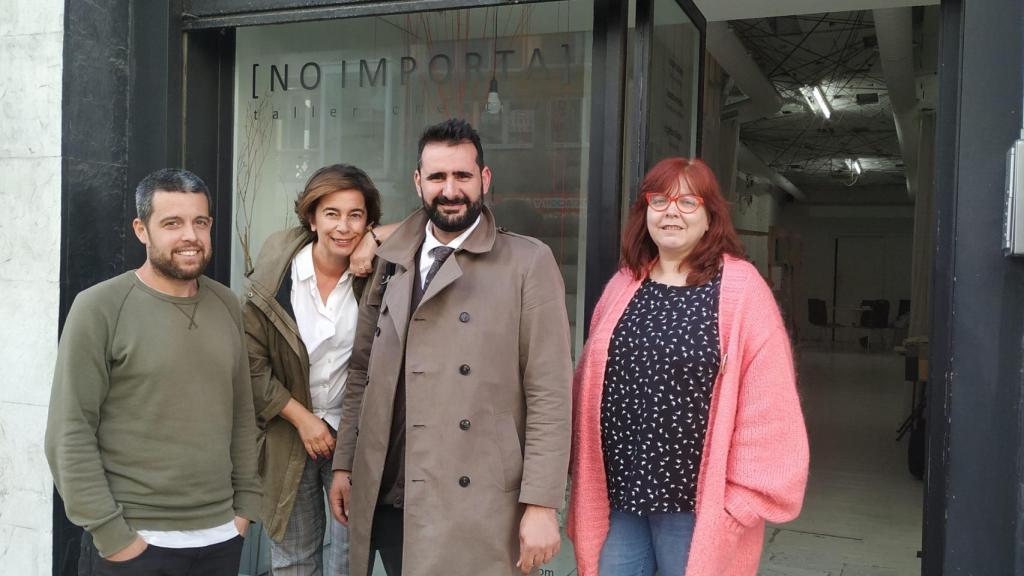 Miembros de No Importa en las puertas del edificio