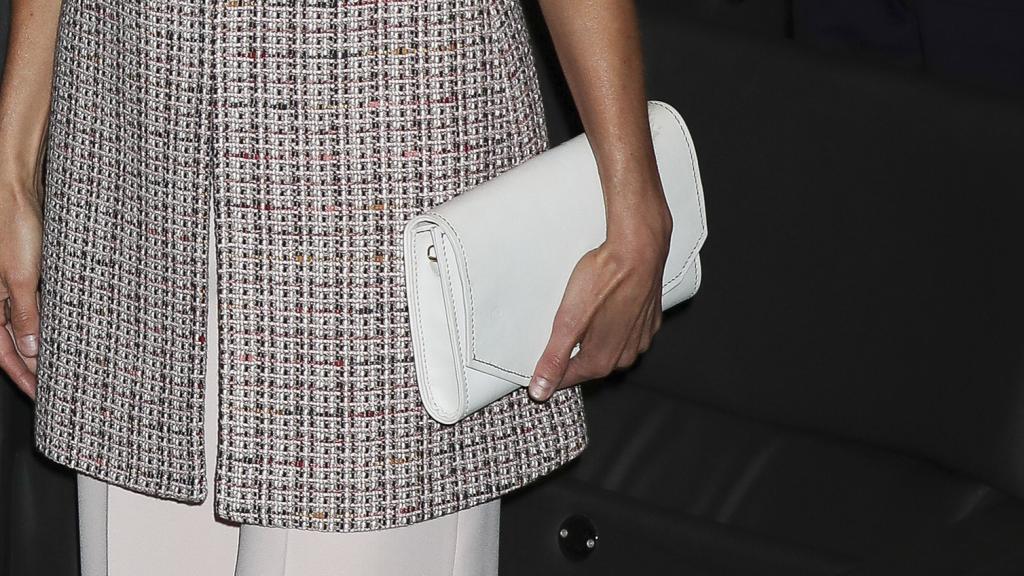 La Reina ha elegido en gris del asturiano Felipe Prieto.