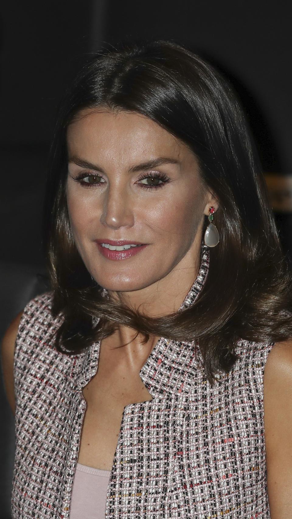 Letizia ha lucido unos pendientes de Tous  en oro amarillo, turmalinas rosas y esmeraldas.