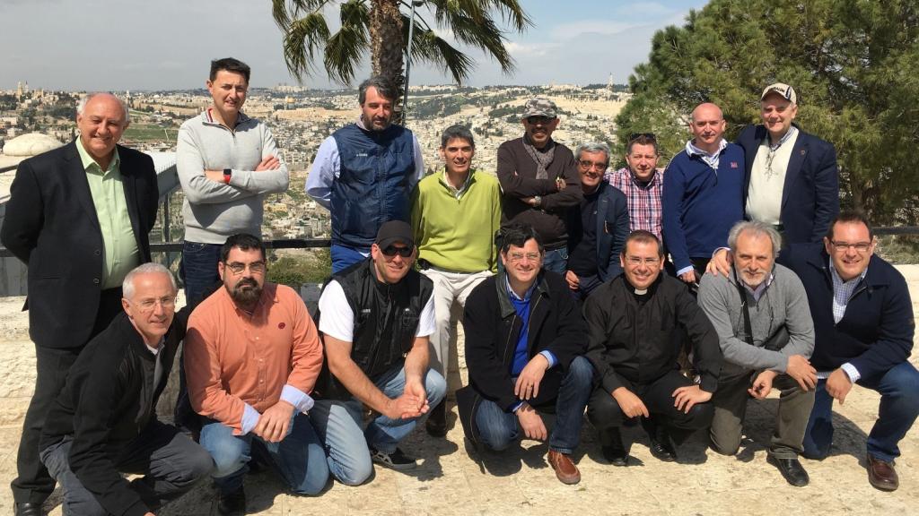 Pablo, vestido de negro, como sacerdote, en una excursión.