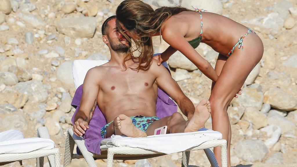 Mario Suárez y Malena Costa se funden en un beso.