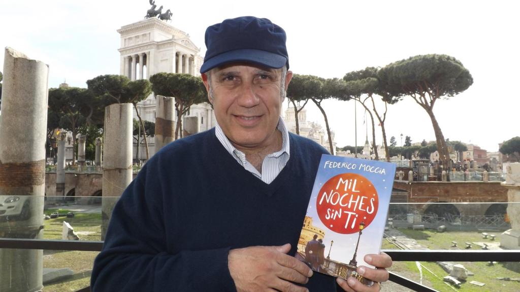 Moccia posa con su nuevo libro.
