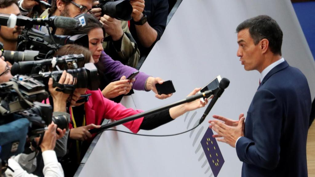 Sánchez habla con la prensa a su llegada al Consejo Europeo en Bruselas