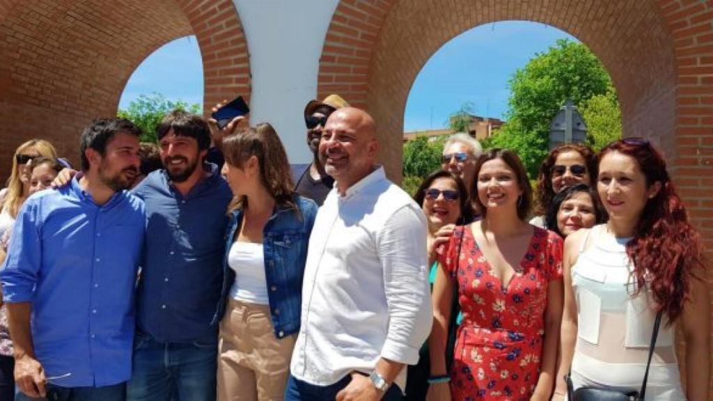Ramón espinar, junto a José García Molina, durante un acto de la campaña electoral autonómica.