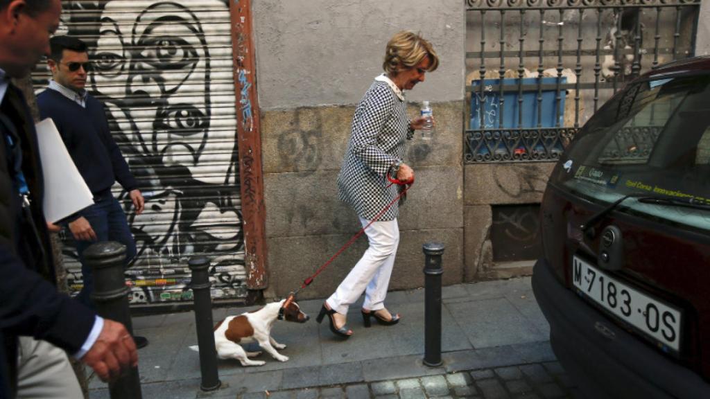 Esperanza Aguirre paseando a Pecas en una imagen de archivo.