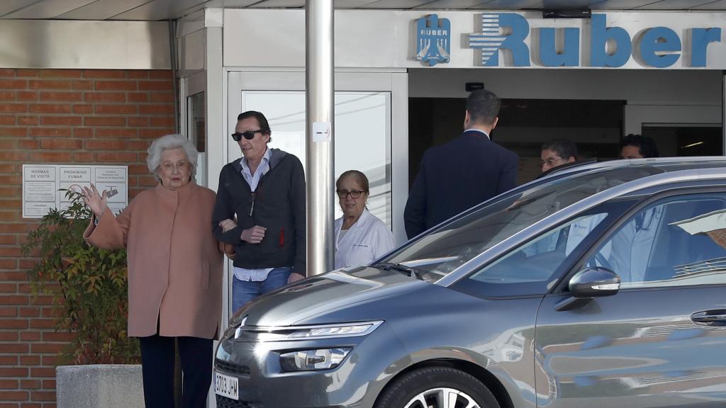 La infanta Pilar de Borbón a su saluda del Hospital Ruber Internacional de Madrid.