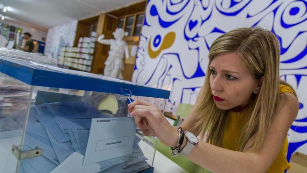 La presidenta de una mesa electoral antes de empezar el recuento de los votos.