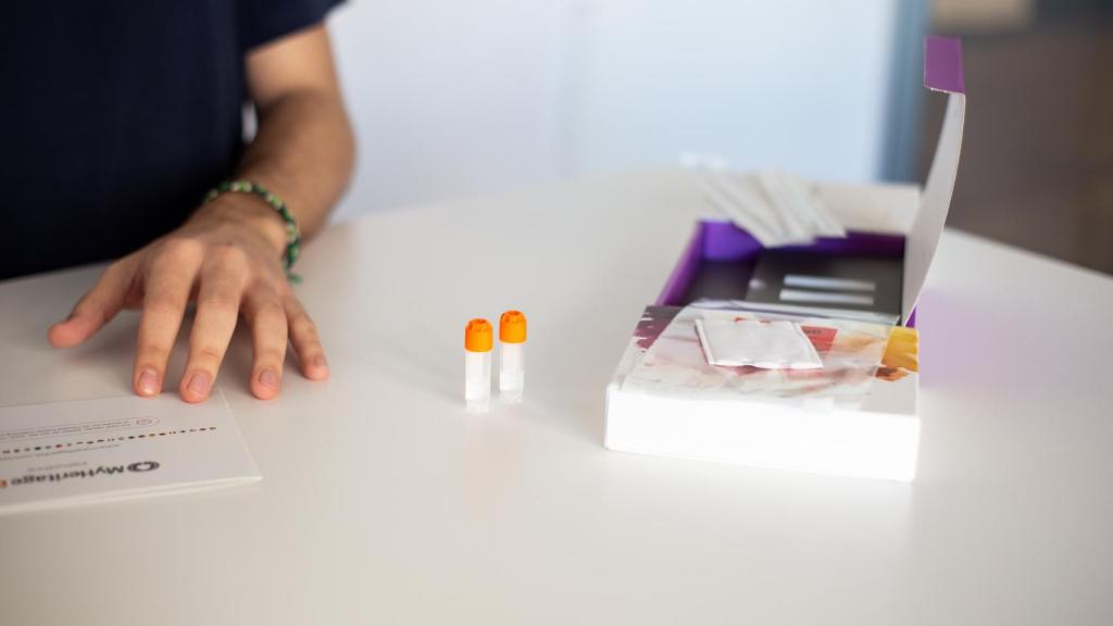 El paquete contiene dos bastonillos con los que recoger muestras del interior de la mejilla.