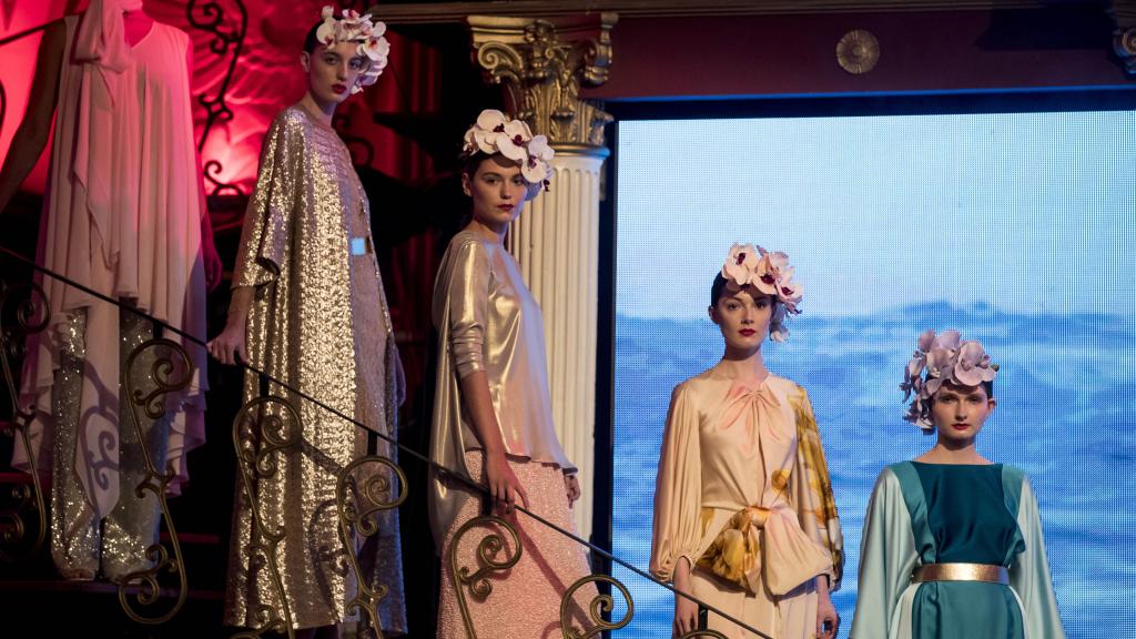 Modelos desfilando para la marca Juan Duyos.