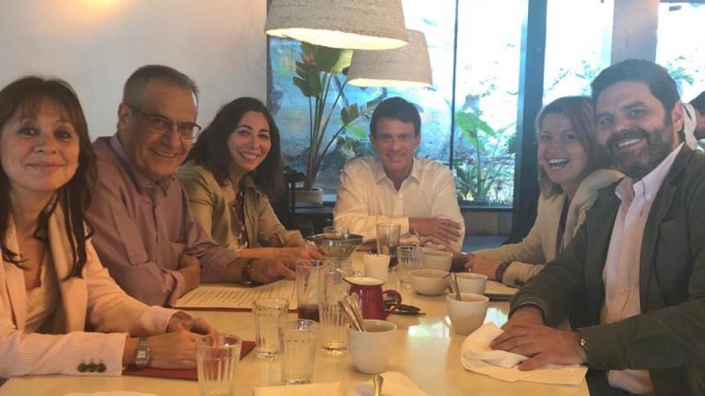 En esta comida, Valls pidió a sus cinco ediles que aceptaran a Colau como mal menor.