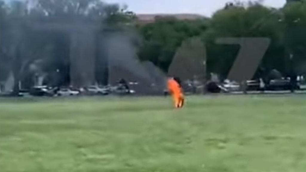 El hombre envuelto en llamas frente a la Casa Blanca.