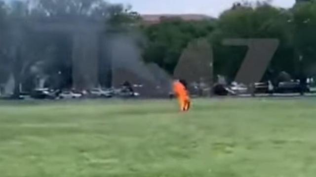El hombre envuelto en llamas frente a la Casa Blanca.