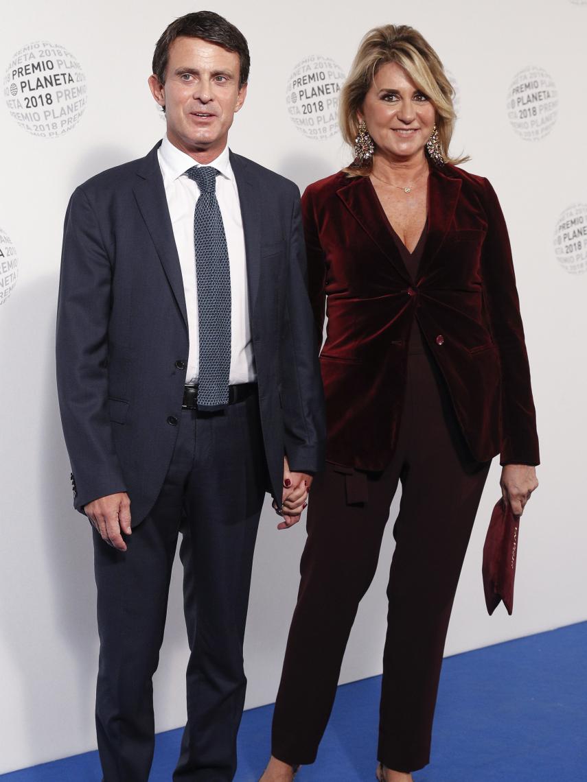 Manuel Valls y Susana Gallardo en el 'photocall' de los Premios Planeta posando de la mano.
