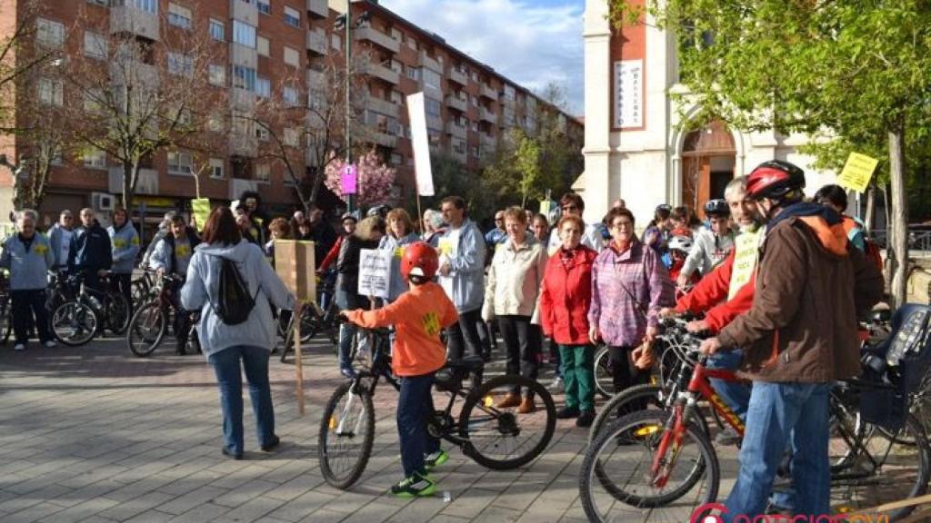 Vecinos de Pilarica en una movilización a favor del soterramiento