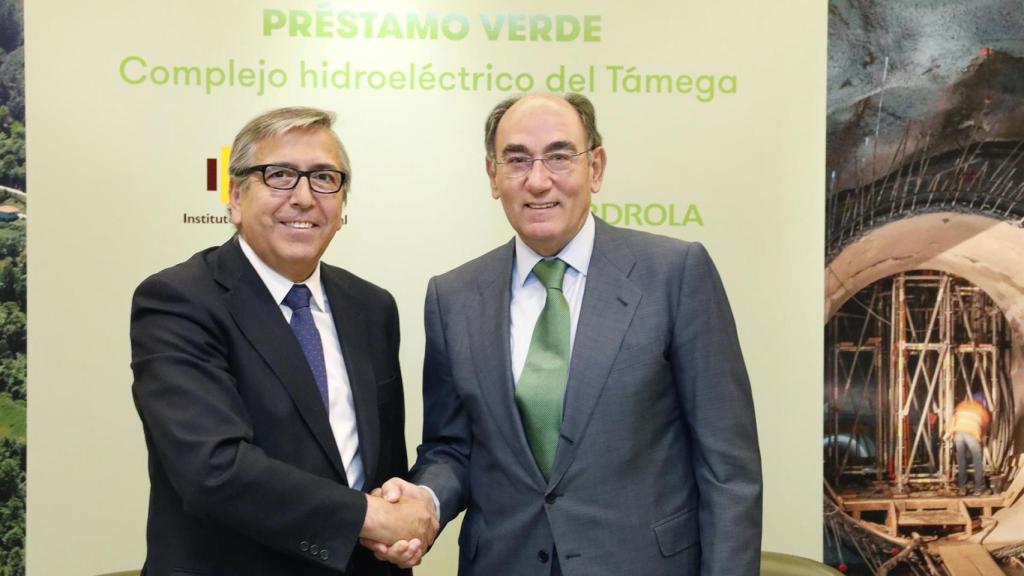 el presidente de Iberdrola, Ignacio Sánchez Galán, y el del ICO, José Carlos García de Quevedo, tras la firma.