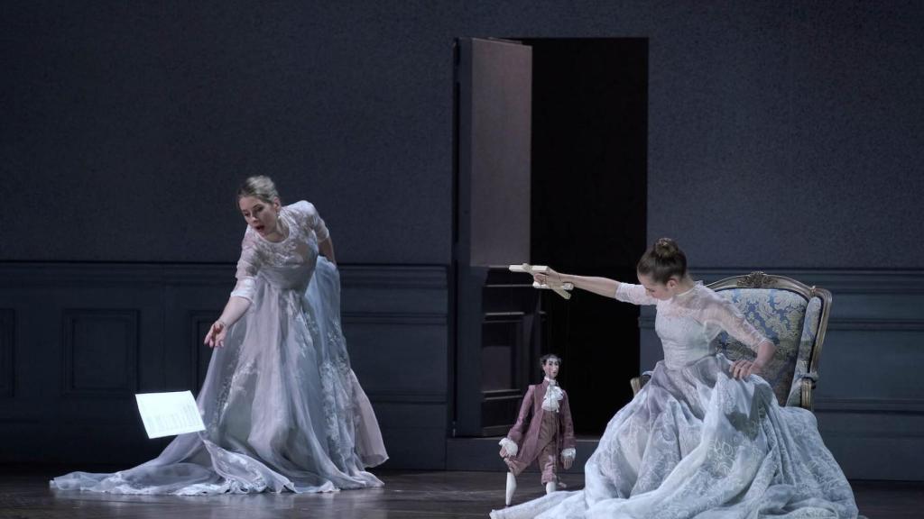 La condesa, junto a ella misma de mayor.