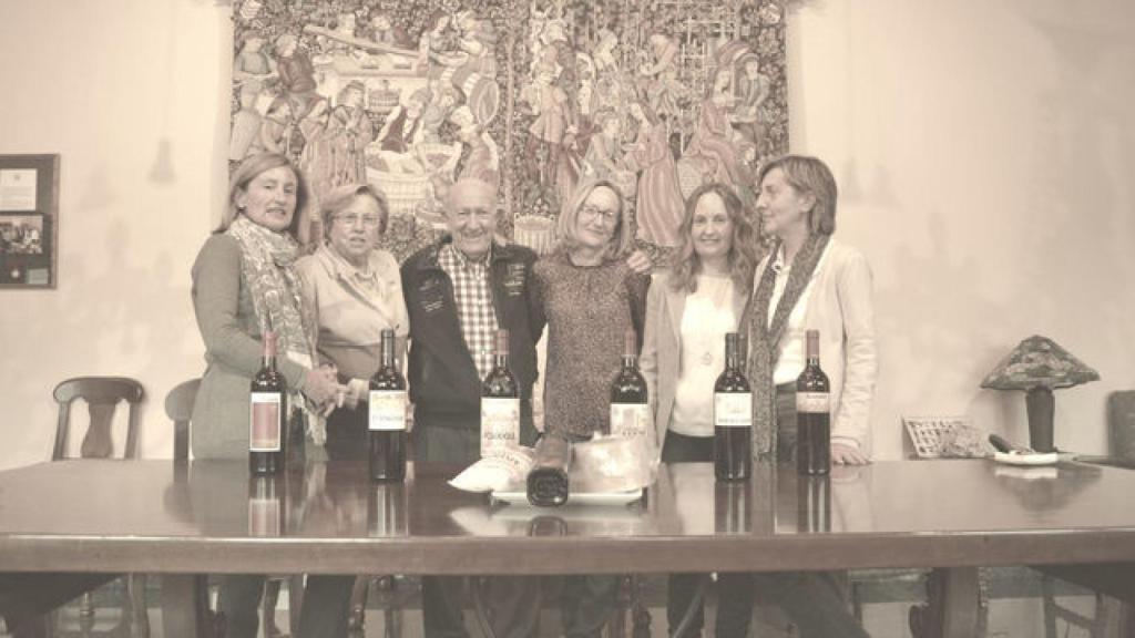 Alejandro Fernández junto a su mujer y sus hijas en una foto cedida por Eva Fernández a EL ESPAÑOL en 2017.