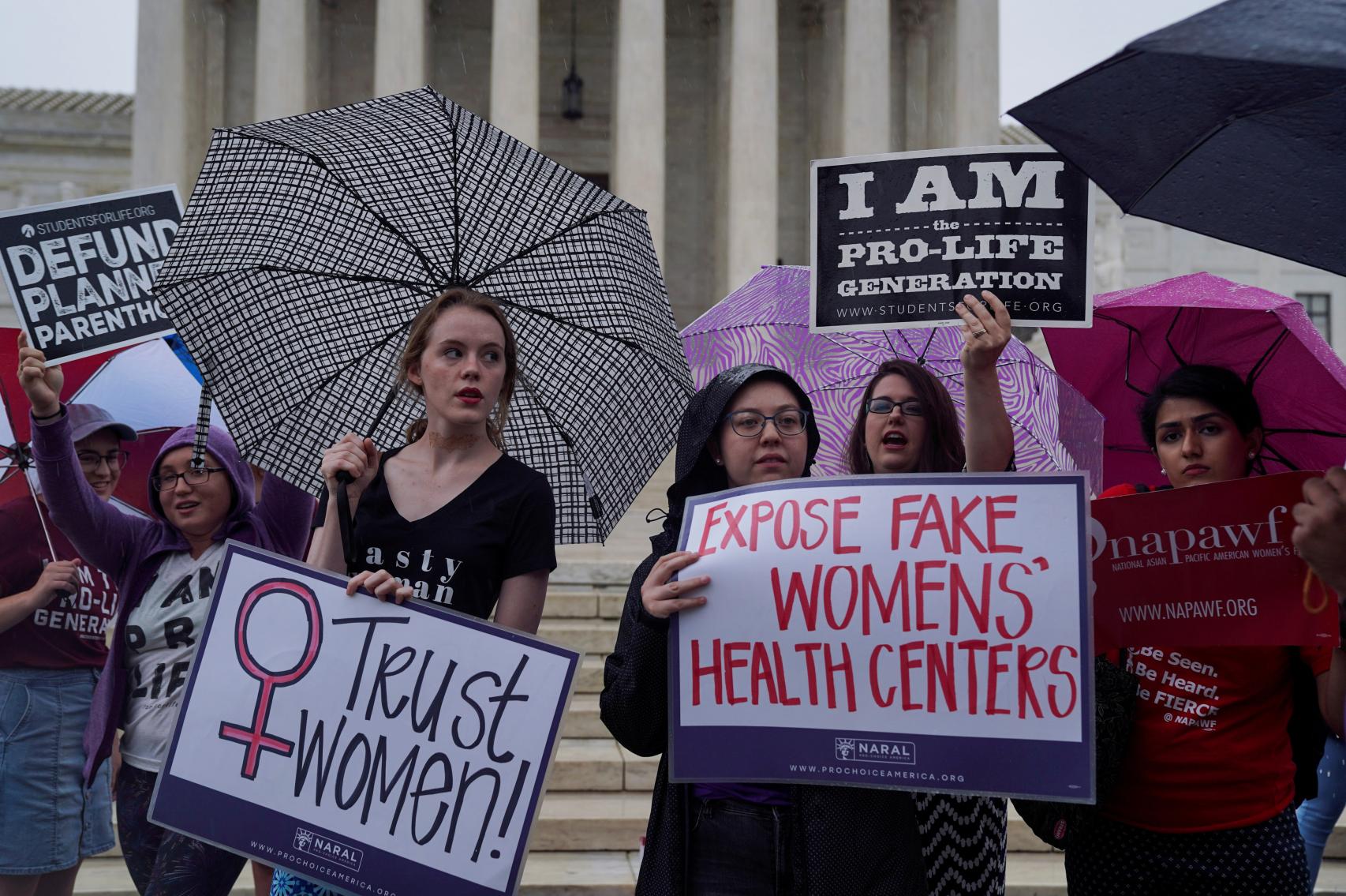 Grupos 'provida' se manifiestan frente al Tribunal Supremo con carteles que ponen: Soy de la generación provida.
