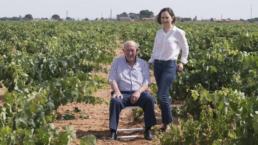 Alejandro Fernández, fundador de Bodegas Pesquera, en una imagen de archivo junto a su hija Eva.