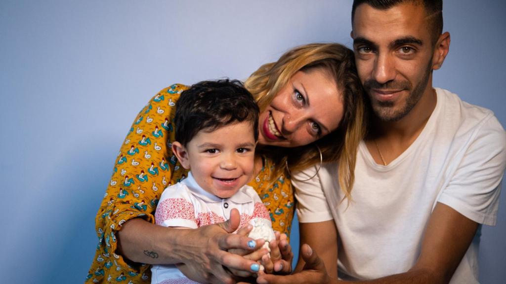 El pequeño Adríán, en brazos de sus padres, sosteniendo una recreación de su propio corazón impreso en tres dimensiones.