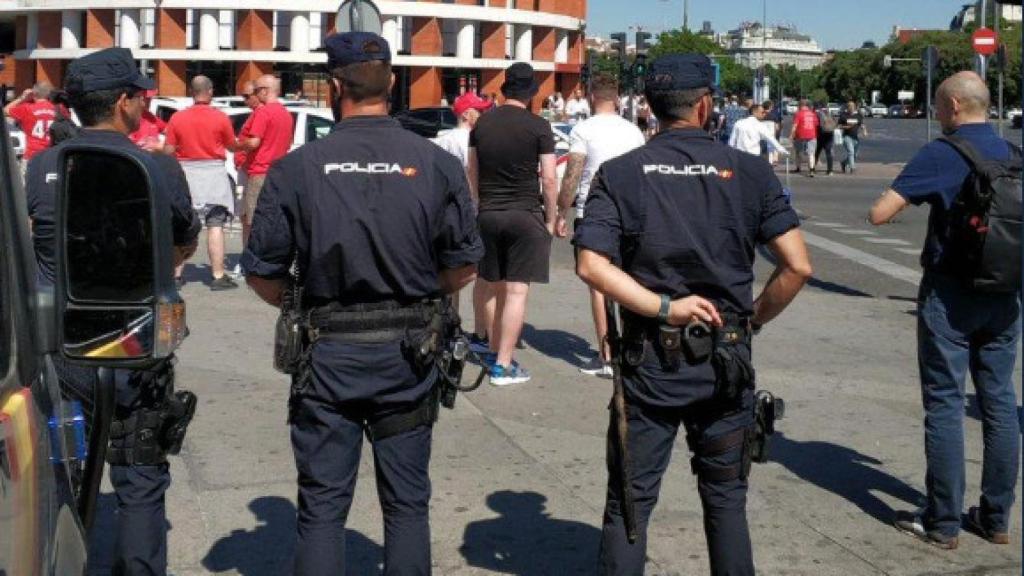 Varios policías patrullan en el día de la final de la Champions.