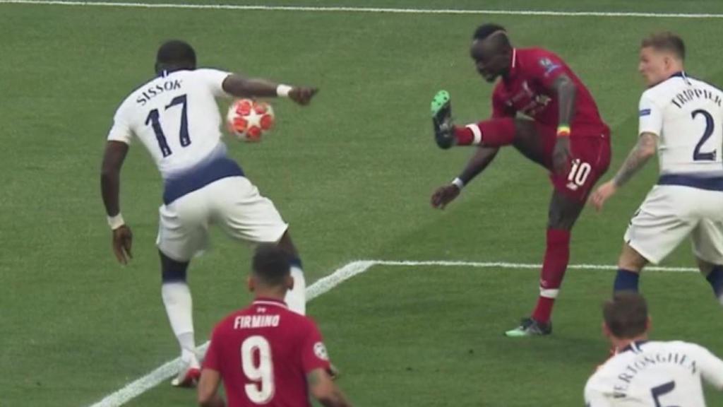 Polémico penalti a favor del Liverpool por mano de Sissoko